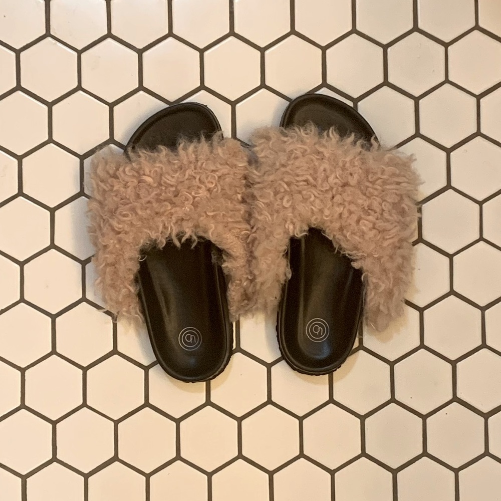 Urban Outfitters dusty rose faux fur slide sandals